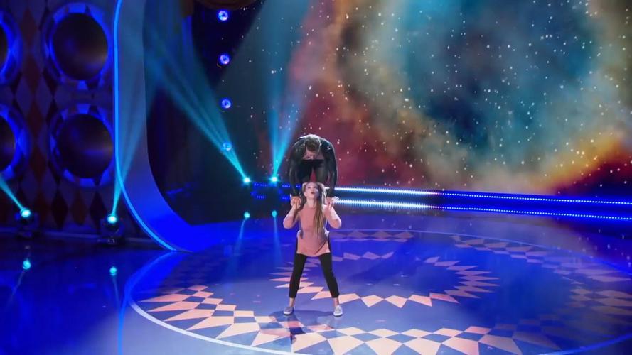 杂技演员表演中摔落,杂技演员用手指顶一个物体时,物体越重且上面越重,顶起来越容易平衡,为什么?