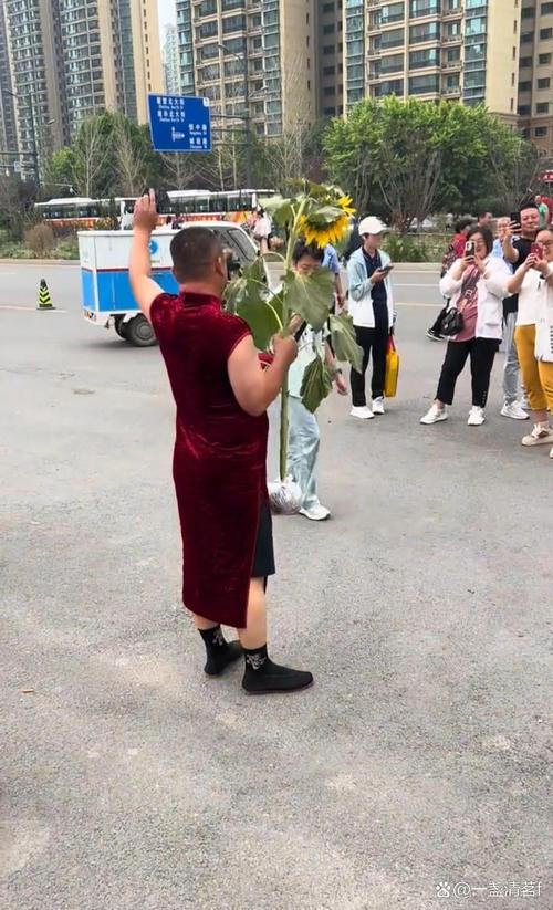 考生爸爸穿旗袍送考,中考爸爸穿什么颜色的衣服?