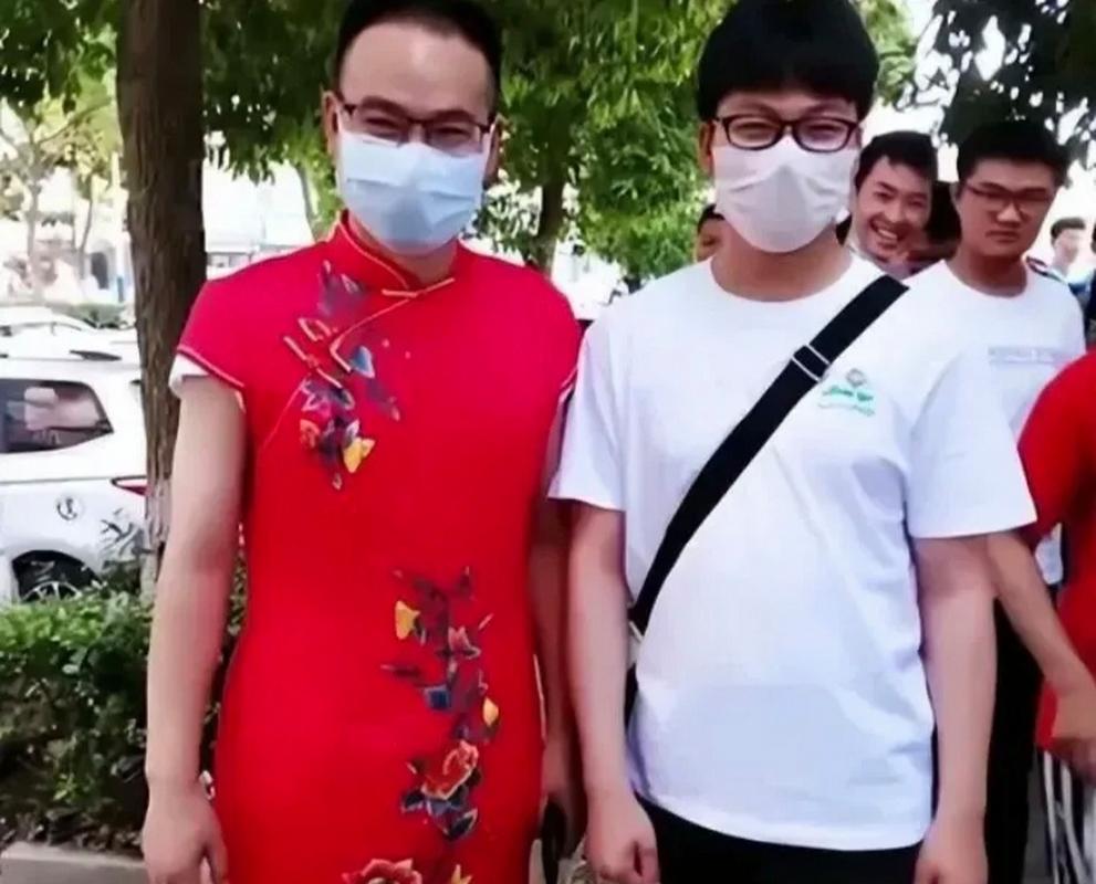 考生爸爸穿旗袍送考,考大学妈妈穿旗袍爸爸穿什么?