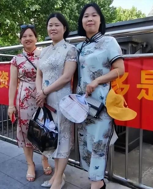 考生爸爸穿旗袍送考,高考妈妈穿什么衣服合适?