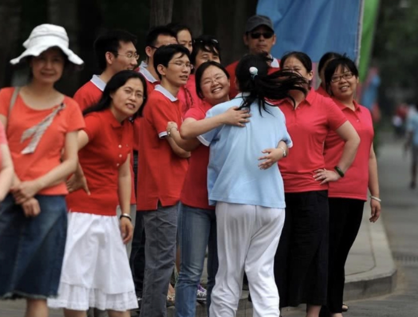 考生爸爸穿旗袍送考,高考妈妈穿什么衣服合适? 考生爸爸穿旗袍送考,高考妈妈穿什么衣服合适?