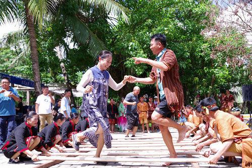 大爷打非遗女人拳,三亚甘什岭槟榔园的风景怎么样?