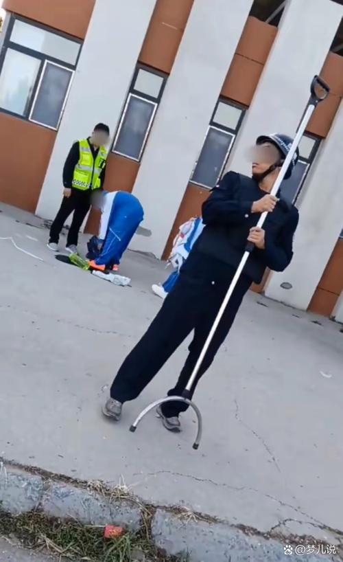 为看考生爬学校护栏,