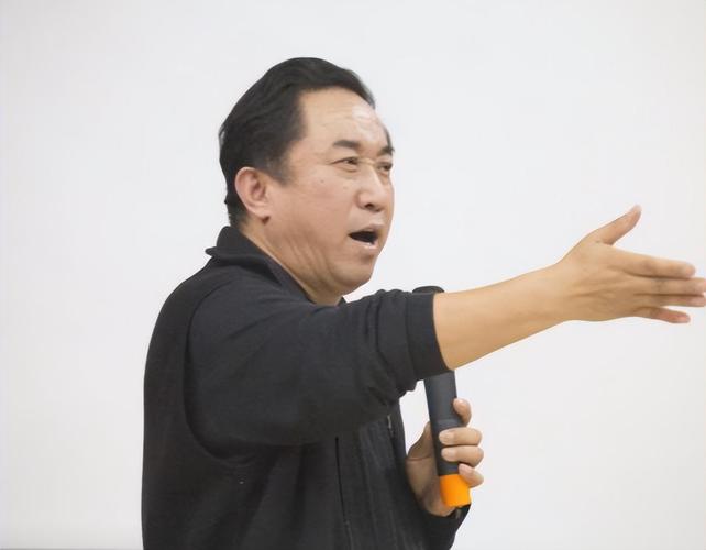 山丘形状酷似嘴唇,希望之星苏明娟的外貌描写是什么?