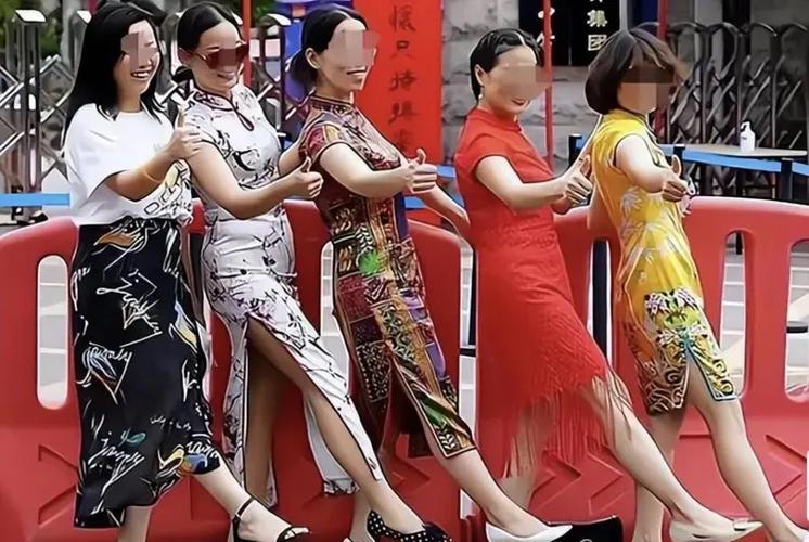 爸爸穿旗袍为儿应援,爸爸穿旗袍陪考