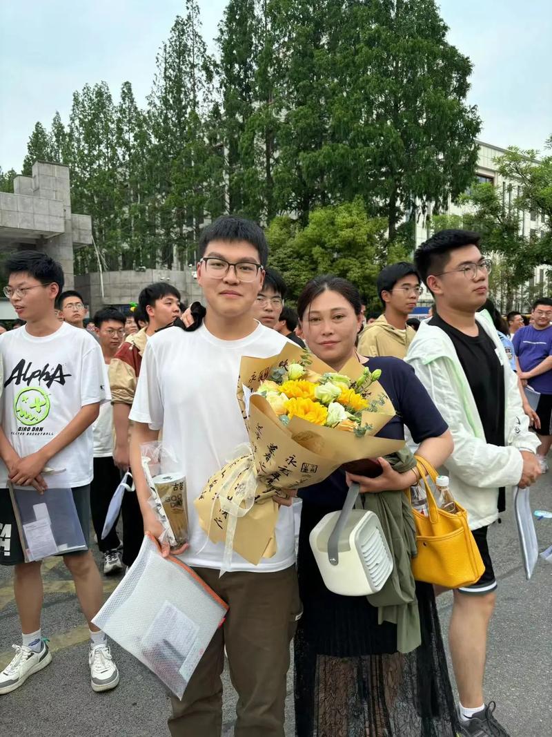 高考结束集体找妈妈,高考后和老妈准备回家