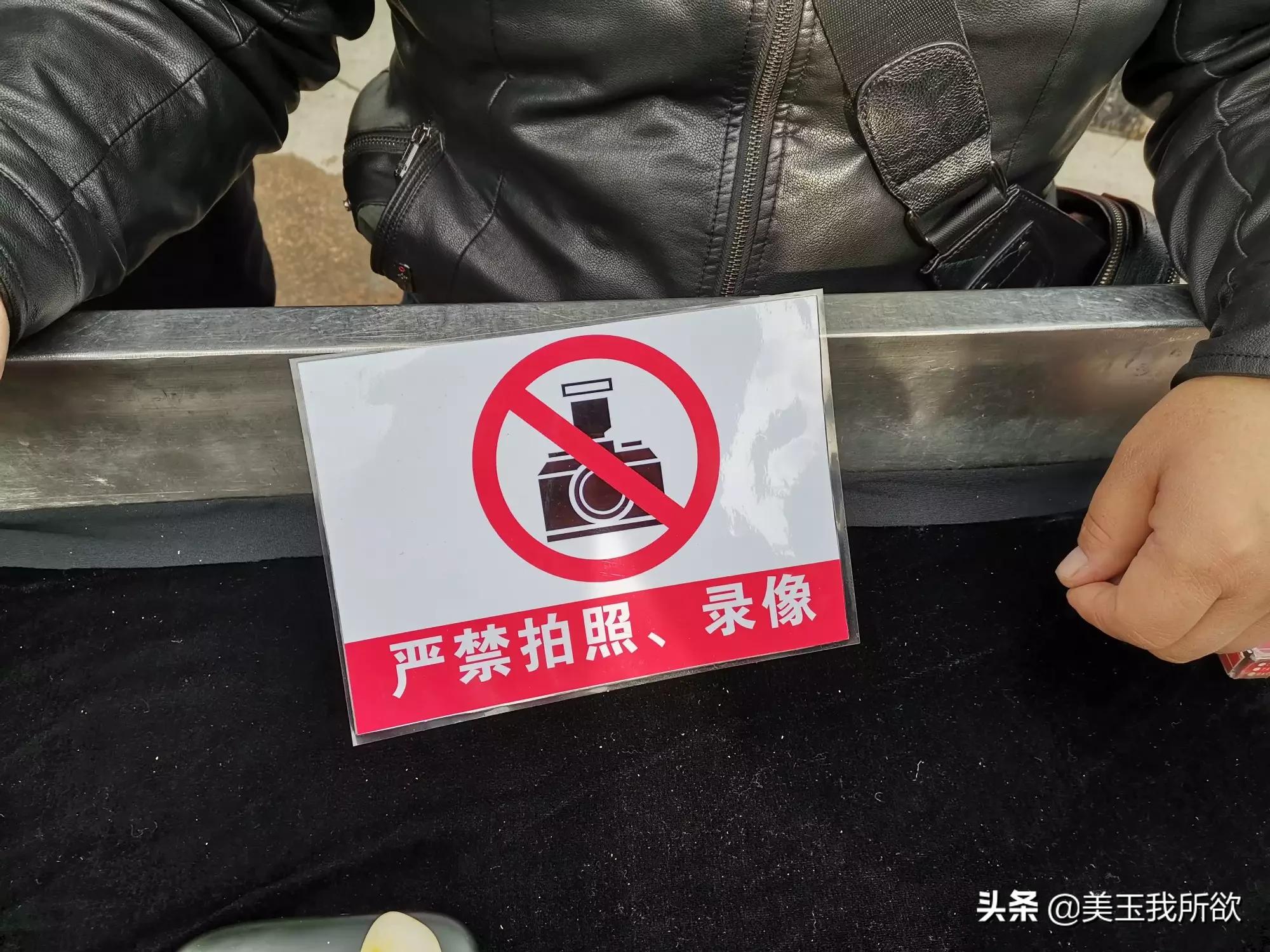 40万买玉石货不对板,拼多多上买的玉佛是什么材质做的？