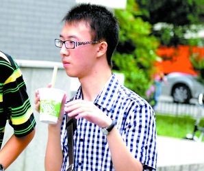 高考结束秒变弃子,那个被父母更改民族，被北大拒录的高考状元后来怎样了？