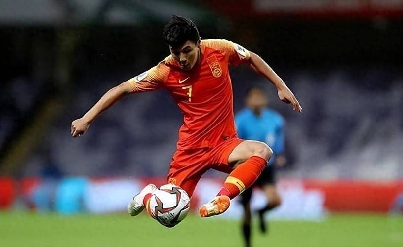 国足vs巴林,国足VS巴林队,第71分钟武磊单刀突入禁区被门将干扰重摔在地,为何裁判不给点球?