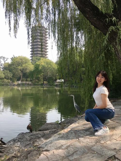 商家售卖未名湖湖水,未名湖的湖水清澈见底湖面平静无波改为比喻句?