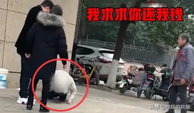 双胞胎考场外跪爷爷,双胞胎兄弟跪求母亲回家