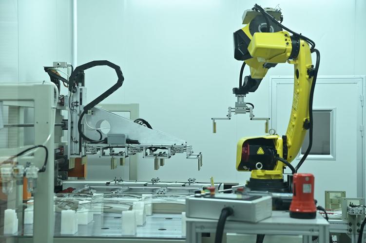 柜员拿放大镜办业务,俊一明玻璃厂怎么样?