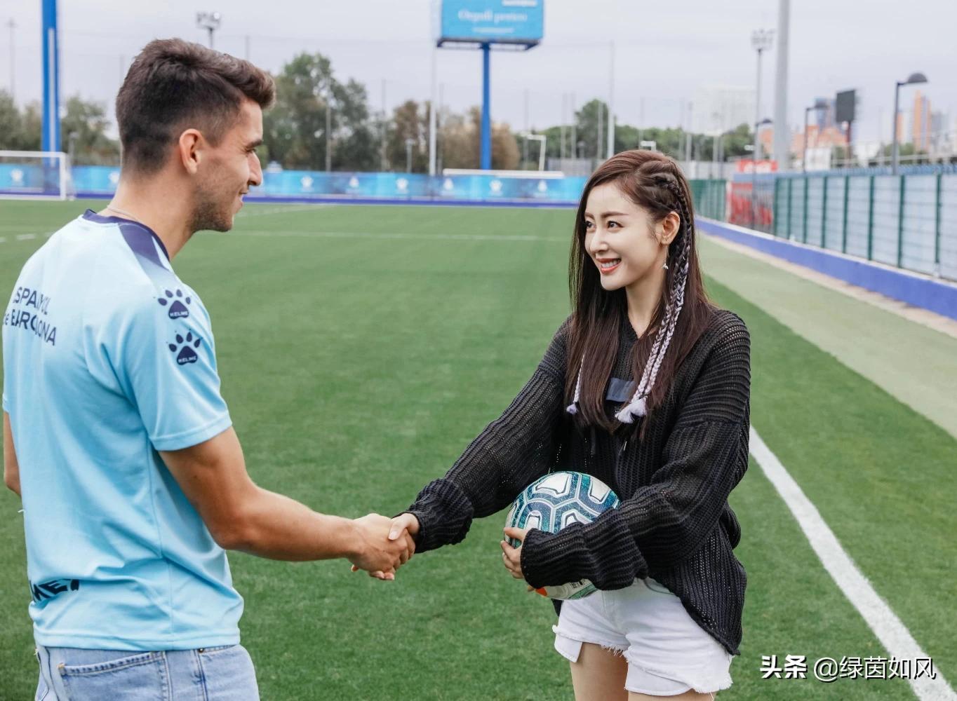 台网红出发大陆,向幸福出发的主持人王冠哪里去了？现在看不到她主持的节目？