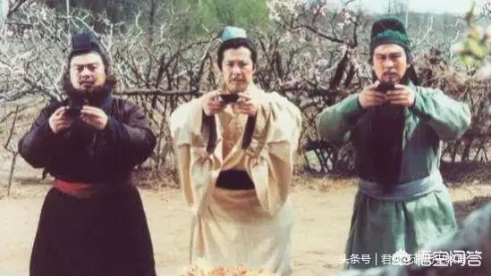 双胞胎考场外跪爷爷,贾蓉在道观里跪的是谁？