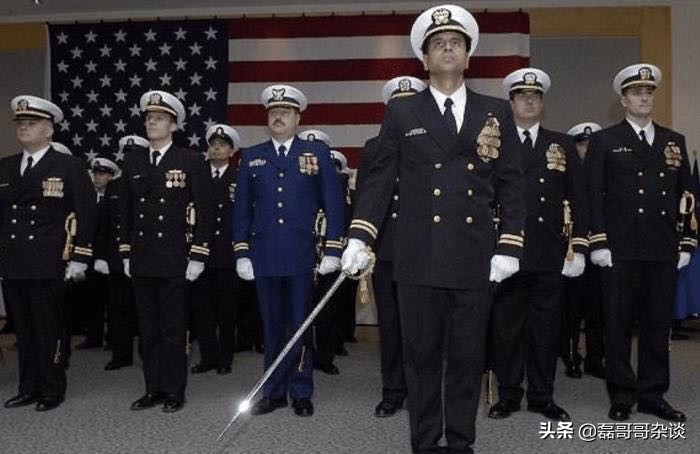 美国防部长已读乱回,美国海军要“反”了？海军高级将领集体向政府通告：平反舰长克罗泽！你如何评价？