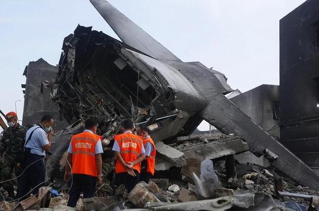 载242人飞机坠毁,印度飞机在表演期间,再次坠毁,这个民族是不是就不适合开飞机?