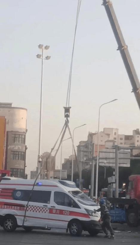 救护车与私家车相撞,救护车与私家车相撞侧翻 医院回应