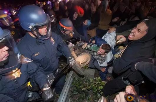 美国又一地实施宵禁,弗洛伊德之死引发美国骚乱,为何美国警方敢再次射杀黑人?