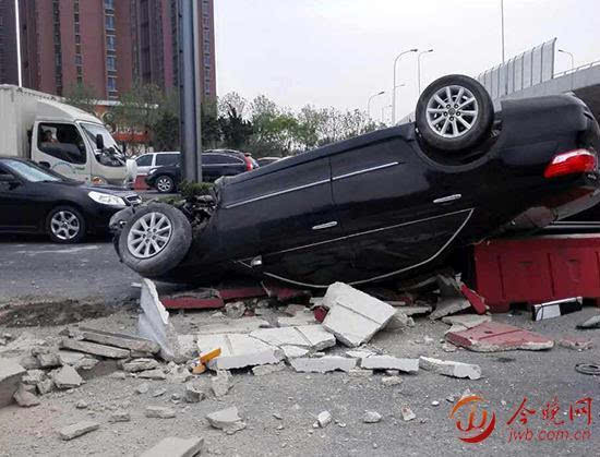 客车高速撞碎隔离墩,客车高速撞碎隔离墩怎么处理