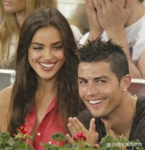 一家五口空难前自拍,C罗晒飞机上自拍照被莱因克尔指责,对此你怎么看?