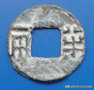 河道现大量成扎钞票,河道出现半两钱是什么朝代的？