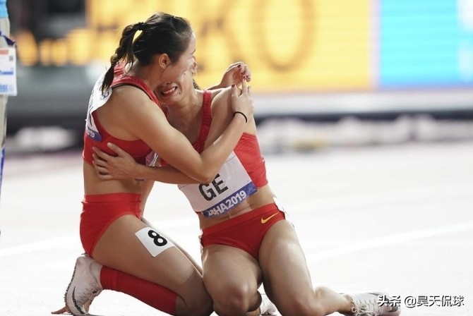 苏炳添止步百米预赛,女子接力出现重大失误,发生失误的孔令微赛后跪地痛哭,你怎么看这一幕? 苏炳添止步百米预赛,女子接力出现重大失误,发生失误的孔令微赛后跪地痛哭,你怎么看这一幕?