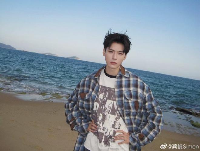 龚俊右眼窝处受伤,龚俊是单眼皮吗?