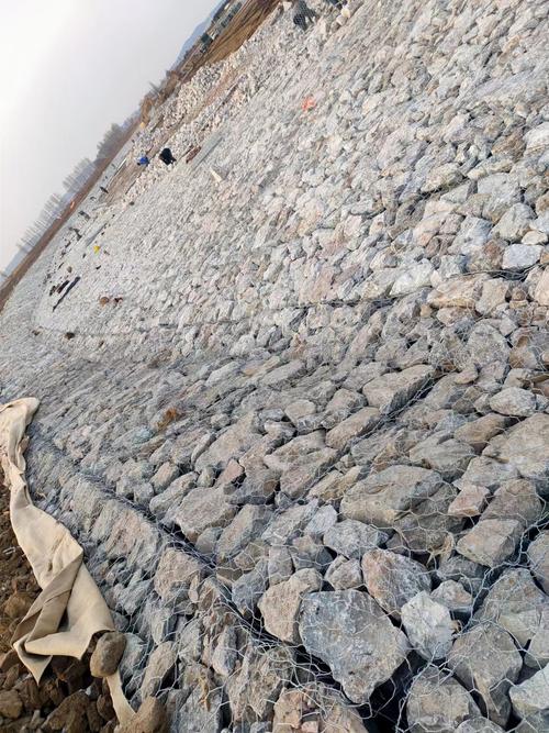 河道现大量成扎钞票,2017年石笼网干砌河道多少钱一立方?