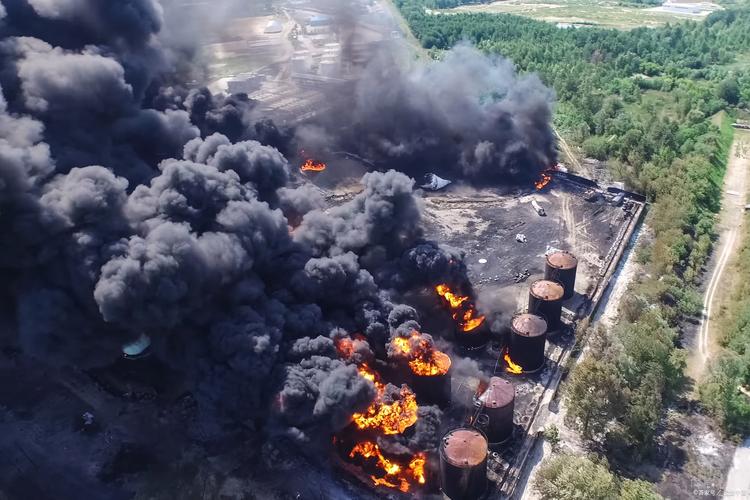 伊朗油库遭袭击起火,伊朗发现特大油田