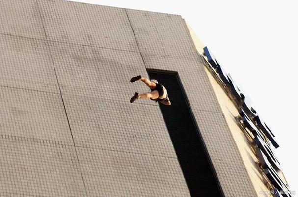 95后辅警因公殉职,被誉为最美“95后辅警”徒手接住高坠女子,负伤入院,换作是你,在那一刻会犹豫吗?