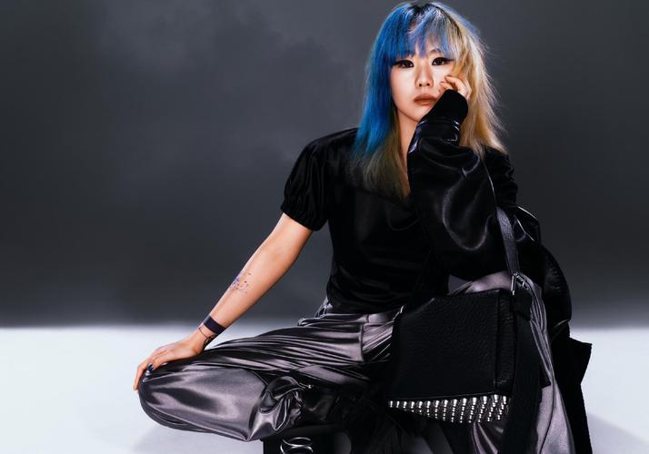 张亮与女儿合拍杂志,张亮的家世?