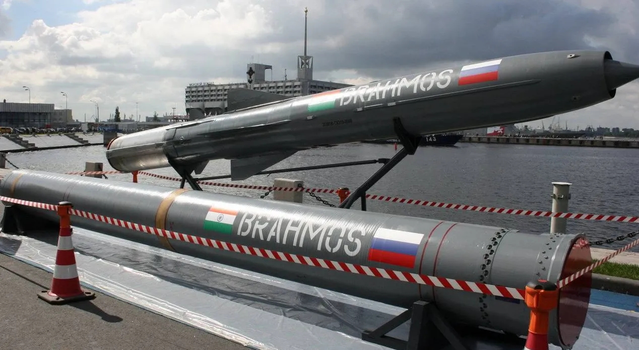 以导弹残骸落公路上,巴军方已找到印误射的布拉莫斯超音速巡航导弹碎片,这算送礼吗? 以导弹残骸落公路上,巴军方已找到印误射的布拉莫斯超音速巡航导弹碎片,这算送礼吗?