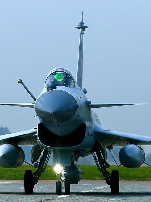 歼-10CE又要出国了,印度开始装备阵风战机后,未来巴铁有可能装备歼10CE战机吗?