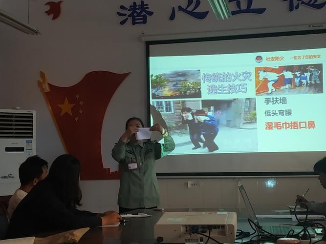 00后女生陪父亲掏粪,为何李明博在拘留所里手扶墙,回家后就精神焕发?