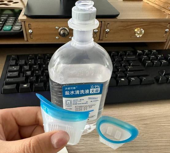 男子误将502滴右眼,男子把502当眼药水