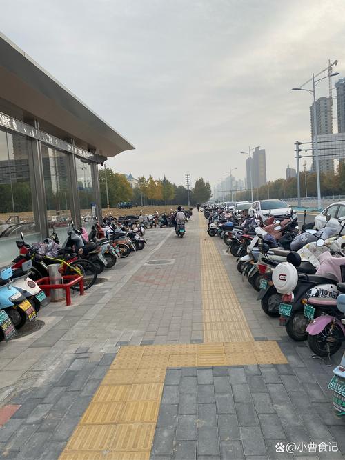 幼童高铁站台拍车门,儿童电动车门怎么拆?