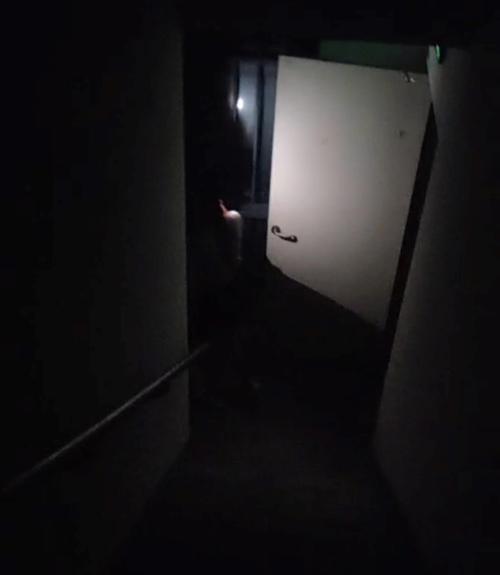 6岁女孩翻出21楼,6岁女孩翻出21楼楼梯