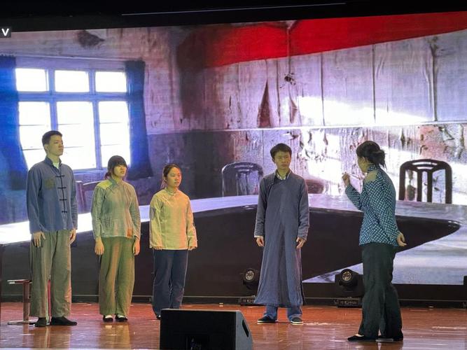 员工点评女观众外貌,红岩中成岗的外貌特征典型事件人物点评?