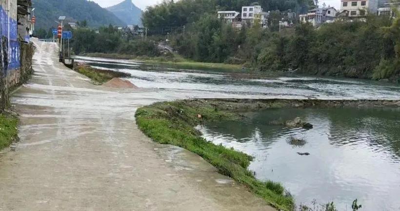 河南一村河流变粉红,