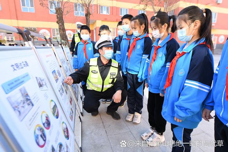 学校让幼童挡车护学,学步带带裆好还是不带裆好?