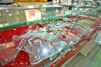 男孩冲进金店喊打劫,如何评价包头一金店被抢劫,警方24小时破案?