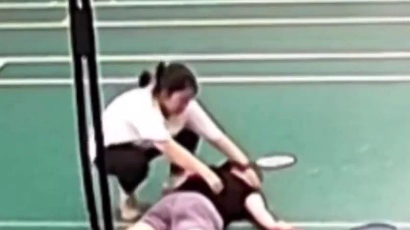 工人跪地哀求别开除,如何看待丢芒果下跪快递员承认不存在开除罚款的情况,称是为了为博客户同情?整件事情中到底谁有错?