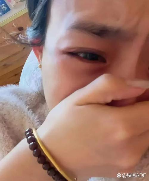 女童饿肚子隔窗求助,小女孩肚子饿了