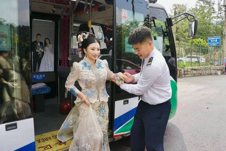 新人租公交车当婚车,新人租公交车当婚车低碳结婚