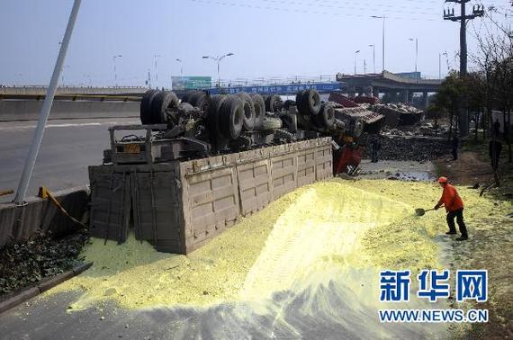 大桥垮塌疑多车掉落,大桥垮塌事故