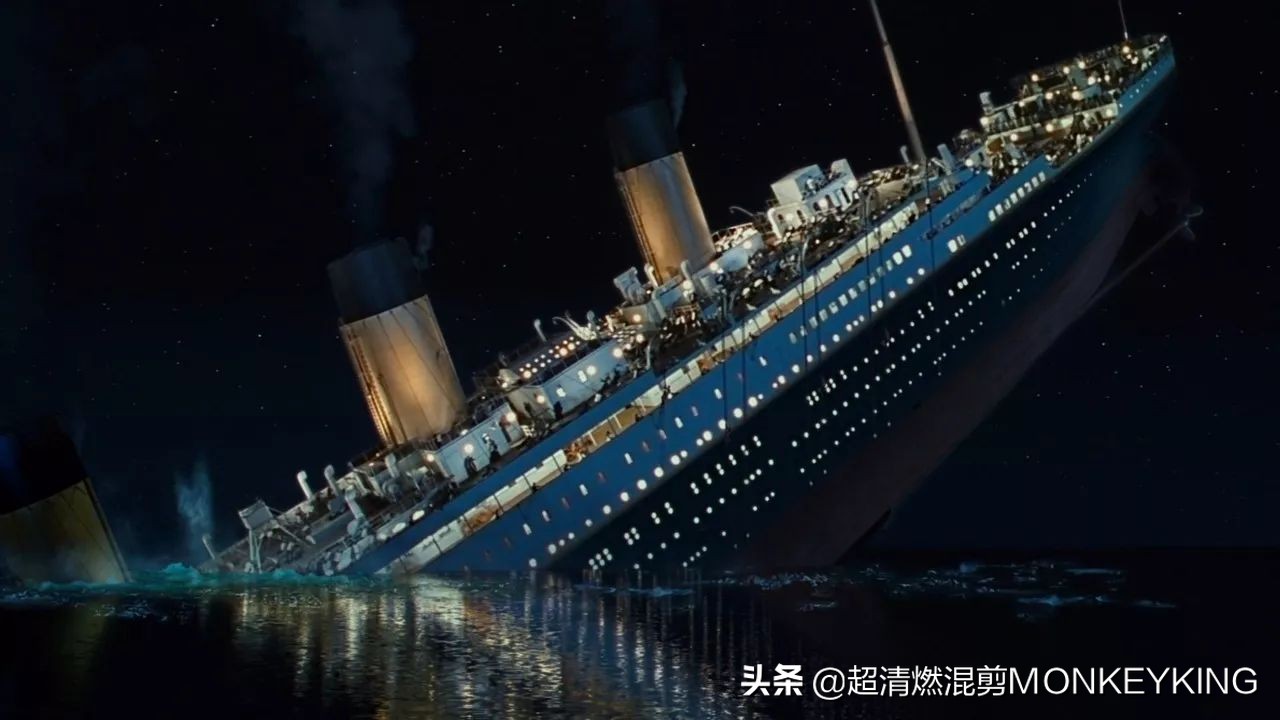 载3000辆车货船沉没,泰坦尼克号沉入三千七百多米的海底，不会被海水挤压成碎片吗？