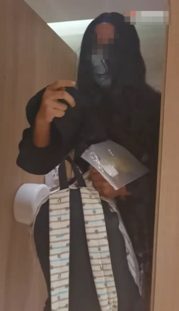 警员女厕偷拍近60人,在大街上小便怎么处罚?