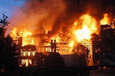 美国客机发动机起火,美国洛杉矶发生爆炸，多起建筑起火，是怎么回事儿呢？