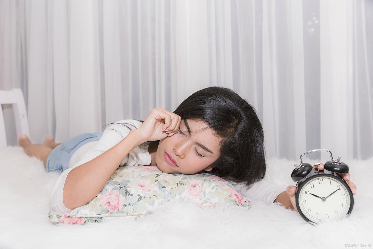 上班午休睡到五点半,午休了十分钟上班后还是困正常吗?