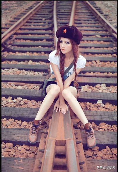 铁轨摆石头逼停高铁,铁轨上摆石头